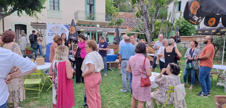 Professionnels de santé réunis lors d'une soirée conviviale organisée par la CPTS Vallée du Tech dans un jardin, favorisant les échanges et la cohésion entre les acteurs du territoire.